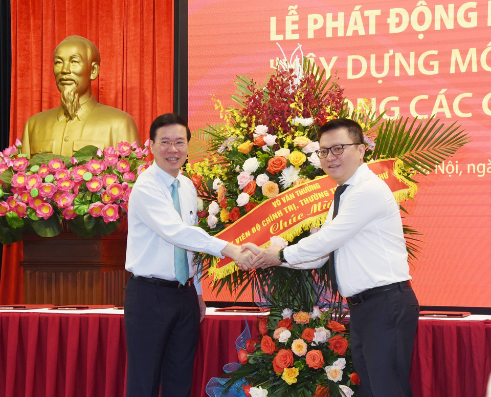 Thường trực Ban Bí thư Võ Văn Thưởng tặng hoa cho Hội Nhà báo Việt Nam nhân 97 năm Ngày Báo chí cách mạng. (Ảnh: Minh Đức/TTXVN)