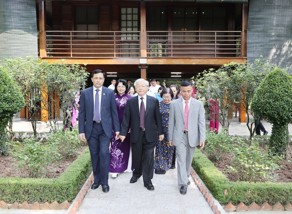 Tổng Bí thư, Chủ tịch nước Nguyễn Phú Trọng cùng Phó Chủ tịch nước Đặng Thị Ngọc Thịnh và nguyên Phó Chủ tịch nước Trương Mỹ Hoa thăm Khu Di tích Chủ tịch Hồ Chí Minh tại Phủ Chủ tịch. (Ảnh: Trí Dũng/TTXVN)