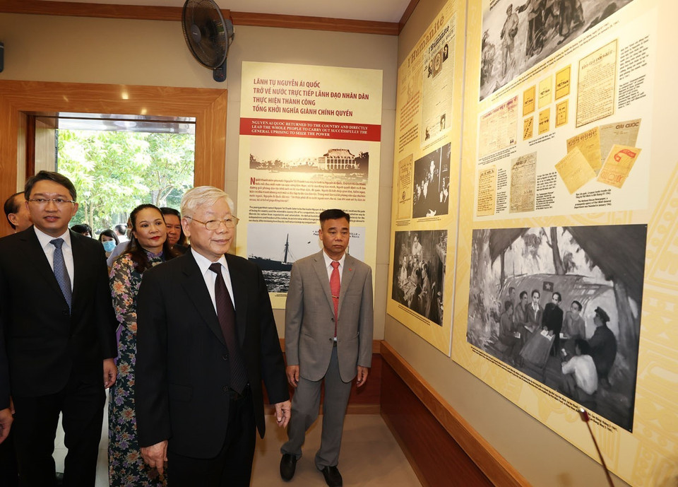 Tổng Bí thư, Chủ tịch nước Nguyễn Phú Trọng thăm phòng trưng bày Chủ tịch Hồ Chí Minh Người sáng lập Nhà nước Việt Nam Dân chủ Cộng hòa. (Ảnh: Trí Dũng/TTXVN)