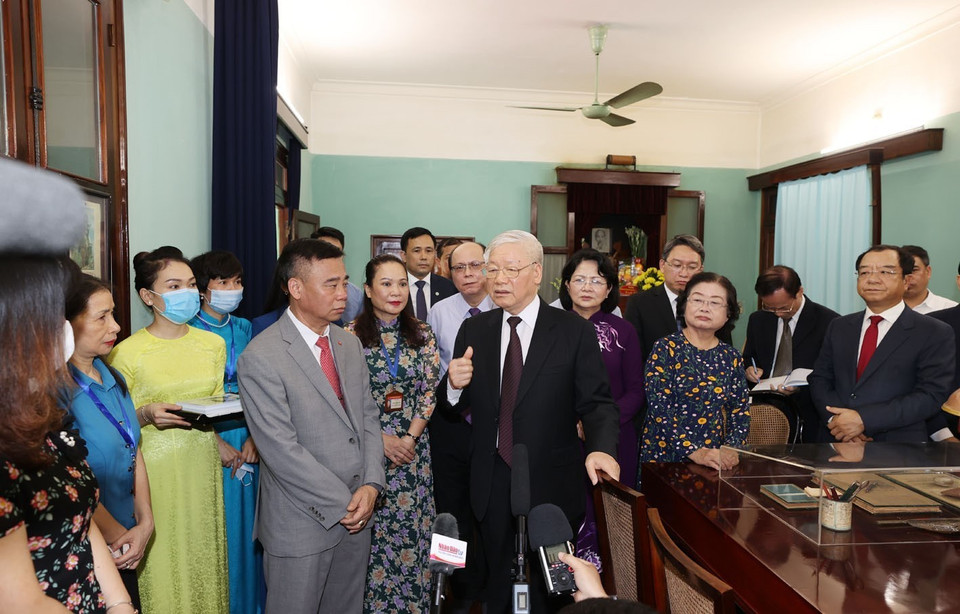 Tổng Bí thư, Chủ tịch nước Nguyễn Phú Trọng thăm nơi ở và làm việc của Chủ tịch Hồ Chí Minh. (Ảnh: Trí Dũng/TTXVN)