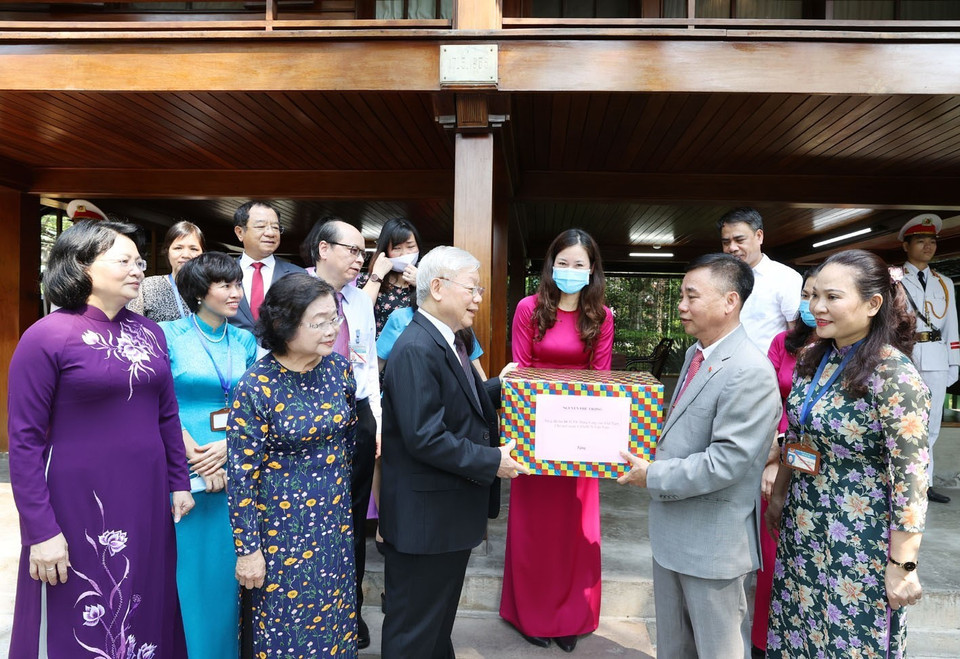 Tổng Bí thư, Chủ tịch nước Nguyễn Phú Trọng tặng quà cho cán bộ, nhân viên Khu Di tích Chủ tịch Hồ Chí Minh tại Phủ Chủ tịch. (Ảnh: Trí Dũng/TTXVN)