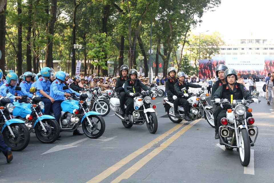 Lực lượng Cảnh sát giao thông, Cảnh sát cơ động và lực lượng Thanh tra giao thông Thành phố Hồ Chí Minh ra quân giữ gìn trật an toàn giao thông ngay sau lễ tưởng niệm. (Ảnh: Thanh Vũ/TTXVN)