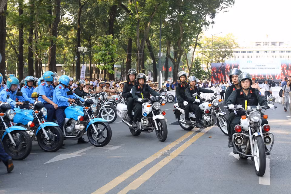 Lực lượng Cảnh sát giao thông, Cảnh sát cơ động và lực lượng Thanh tra giao thông Thành phố Hồ Chí Minh ra quân giữ gìn trật an toàn giao thông ngay sau lễ tưởng niệm. (Ảnh: Thanh Vũ/TTXVN)