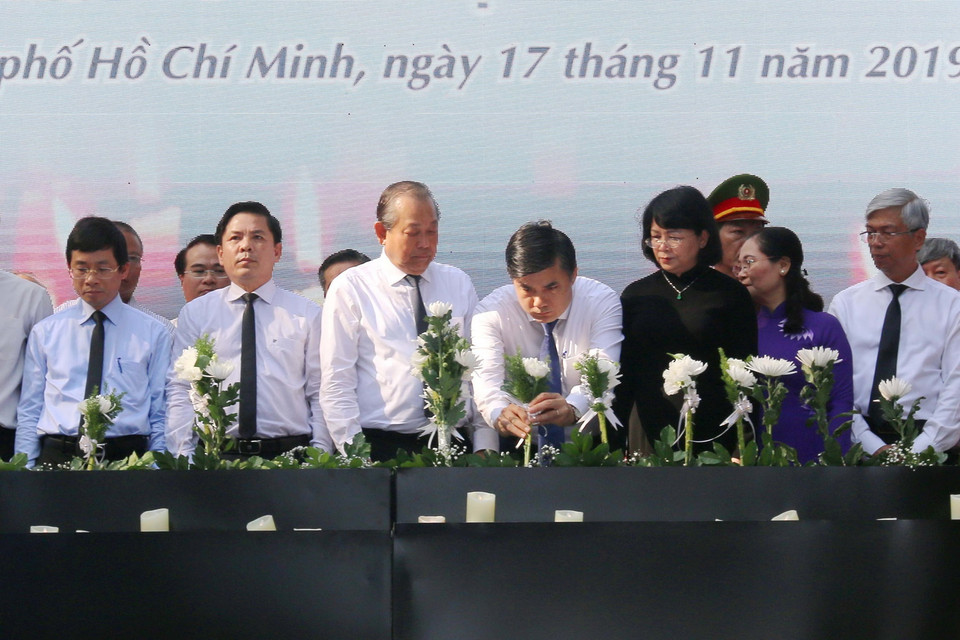 Phó Thủ tướng Thường trực Trương Hòa Bình cùng các lãnh đạo, đại diện các Ban, Bộ, Ngành và đông đảo nhân dân Thành phố Hồ Chí Minh đặt hoa tưởng niệm các nạn nhân tử vong do tai nạn giao thông. (Ảnh: Thanh Vũ/TTXVN)