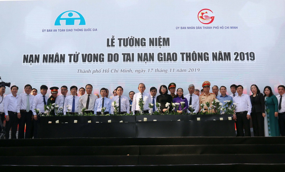 Phó Thủ tướng Thường trực Trương Hòa Bình cùng các đồng chí lãnh đạo, đại diện các Ban, Bộ, ngành và đông đảo nhân dân Thành phố Hồ Chí Minh đặt hoa tưởng niệm các nạn nhân tử vong do tai nạn giao thông. (Ảnh: Thanh Vũ/TTXVN)