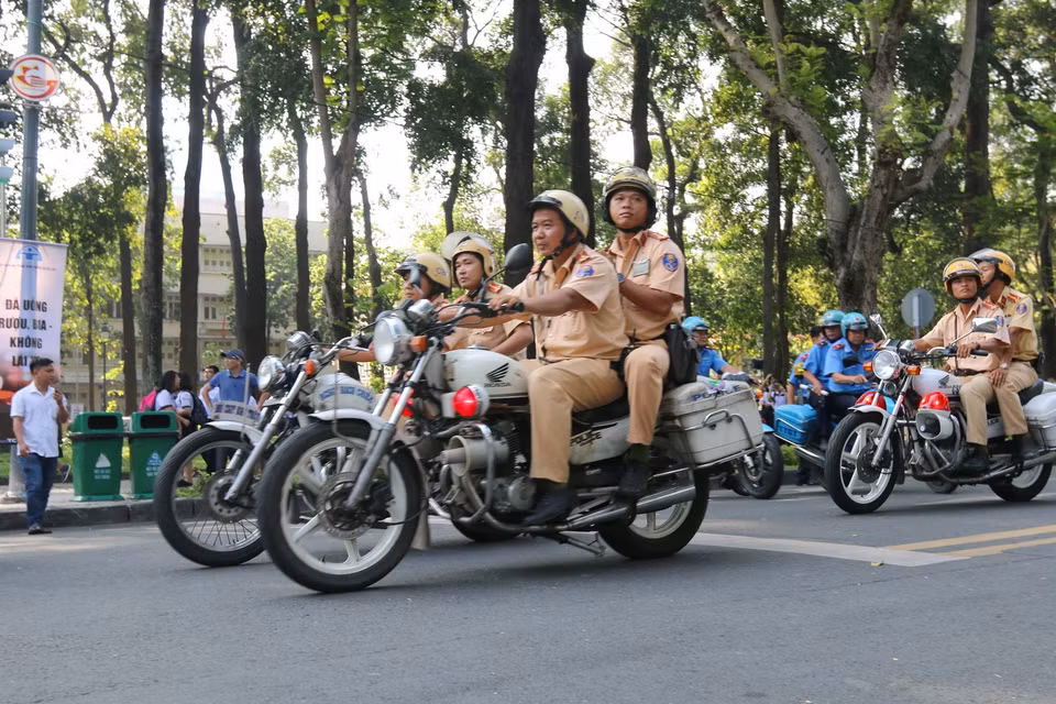 Lực lượng Cảnh sát giao thông, Cảnh sát cơ động và lực lượng Thanh tra giao thông Thành phố Hồ Chí Minh ra quân giữ gìn trật an toàn giao thông ngay sau lễ tưởng niệm. (Ảnh: Thanh Vũ/TTXVN)