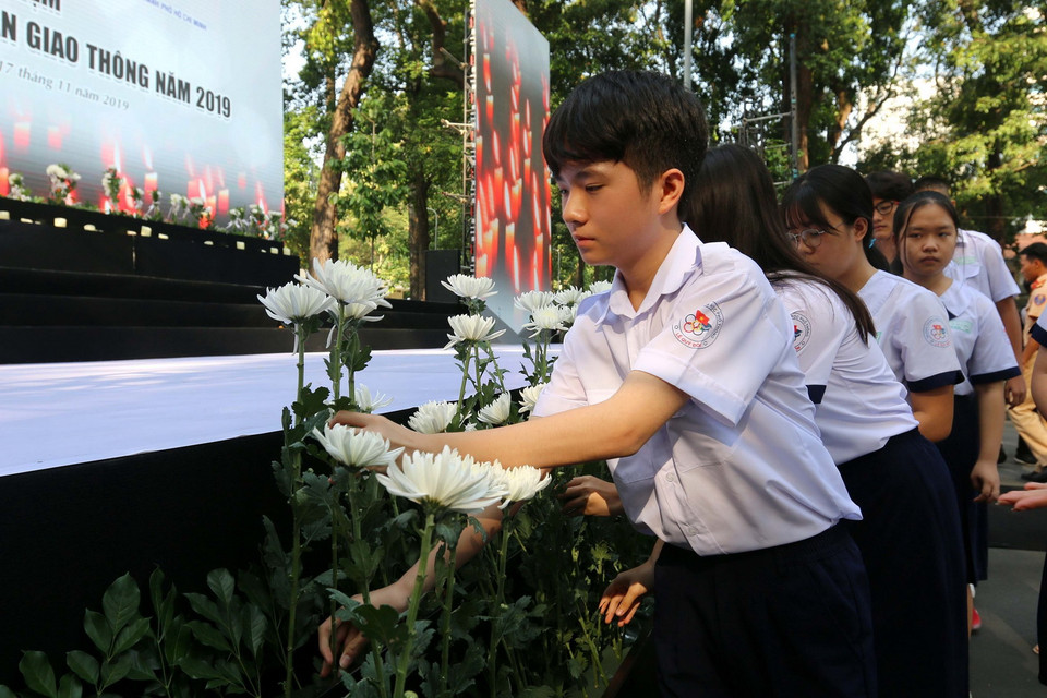 Đông đảo thanh thiếu niên Thành phố Hồ Chí Minh đặt hoa tưởng niệm các nạn nhân tử vong do tai nạn giao thông. (Ảnh: Thanh Vũ/TTXVN)