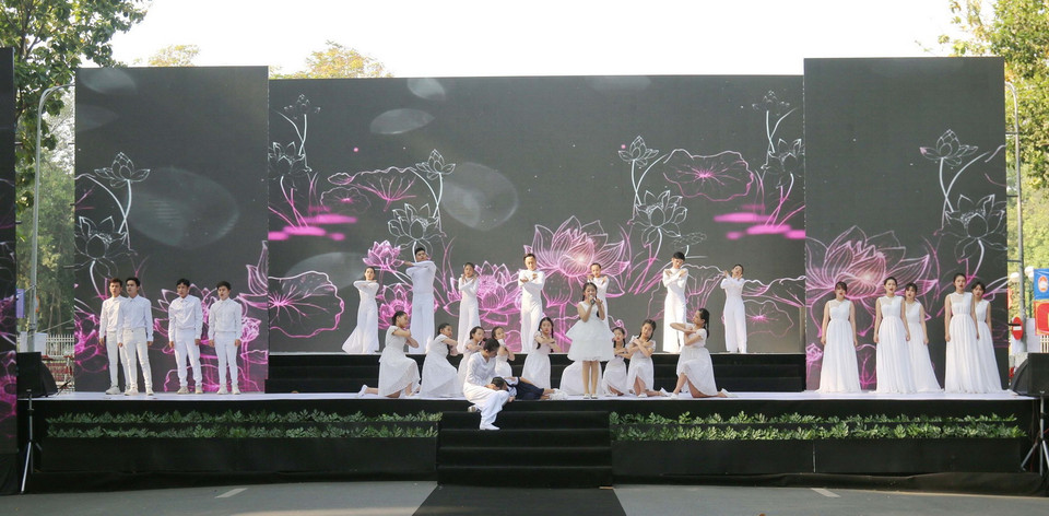 Tiết mục văn nghệ tại lễ tưởng niệm. (Ảnh: Thanh Vũ/TTXVN)