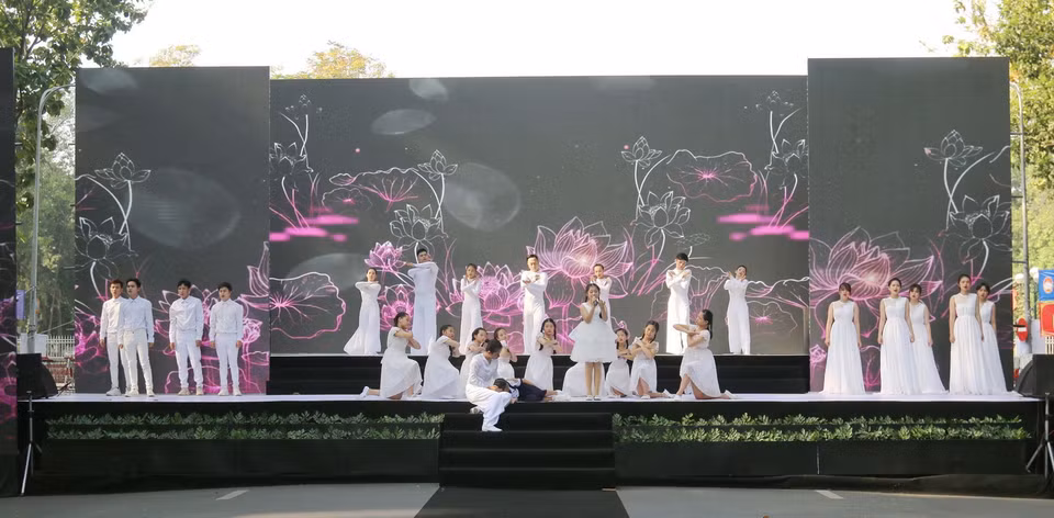 Tiết mục văn nghệ tại lễ tưởng niệm. (Ảnh: Thanh Vũ/TTXVN)