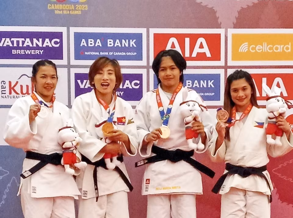 Các vận động viên Nguyễn Nhạc Như An, Hoàng Thị Tình, Lê Anh Tài và Nguyễn Thị Thanh Thủy của đội tuyển Judo thi đấu “bùng nổ,” liên tiếp mang về 4 tấm huy chương Vàng ở các nội dung đối kháng hạng dưới 44kg Nữ, 48 kg Nữ, 90kg Nam và 52kg Nữ, đưa tổng số huy chương Vàng nội dung đối kháng đạt con số 6 và là huy chương Vàng thứ 7 của đội tuyển Judo. (Ảnh: TTXVN)