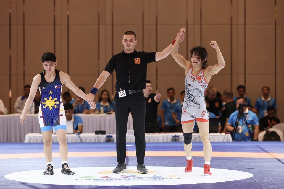 Vận động viên Nguyễn Thị Xuân (phải) giành huy chương Vàng môn Vật ở hạng cân 50kg Nữ sau khi đánh bại vận động viên người Philippines. (Ảnh: Minh Quyết/TTXVN)