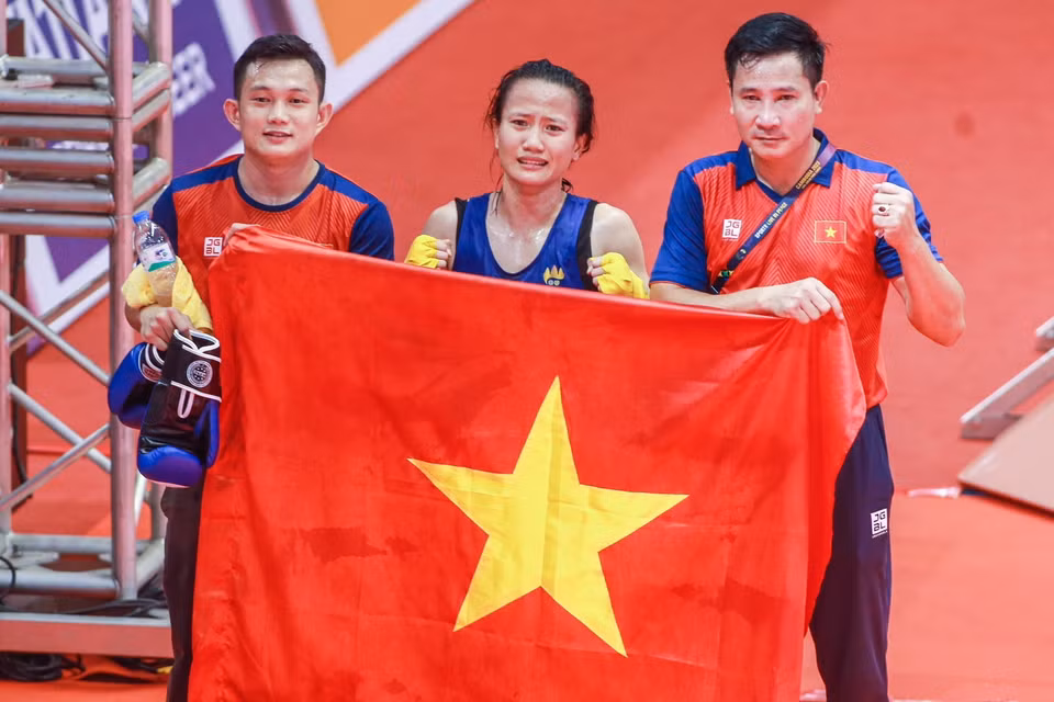 Vận động viên Nguyễn Thị Hằng Nga (giữa) giành huy chương Vàng môn Kickboxing ở hạng cân dưới 48kg Nữ. (Ảnh: TTXVN)