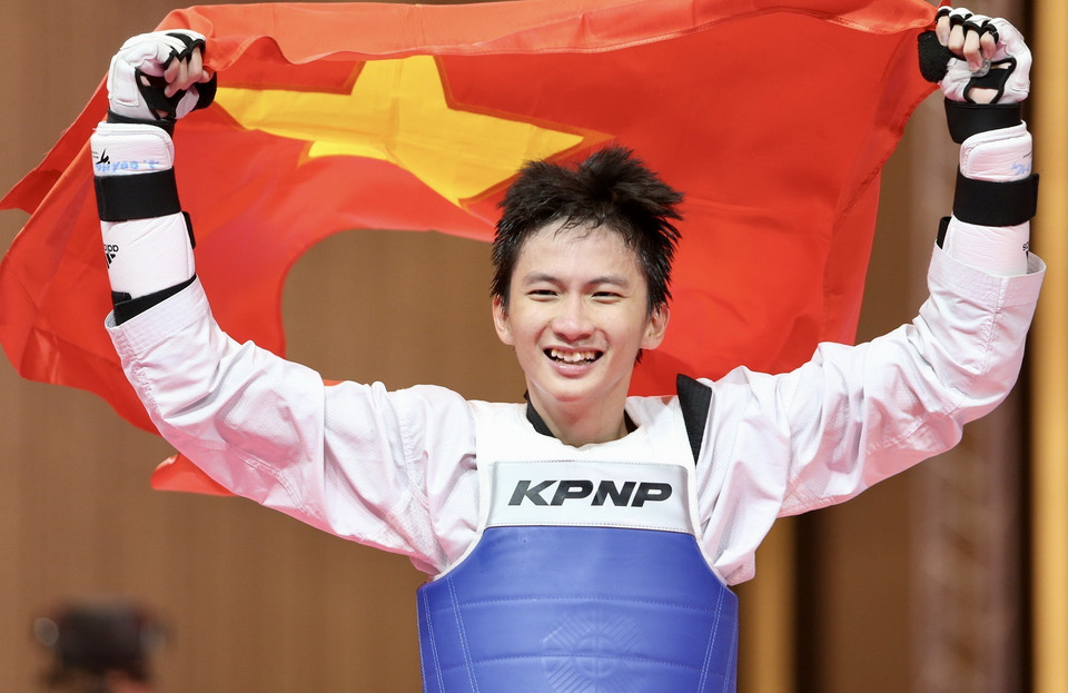 Vận động viên Taekwondo Phạm Đăng Quang xuất sắc mang về tấm huy chương Vàng thứ 120 cho Đoàn thể thao Việt Nam tại SEA Games 32. Đây là huy chương Vàng đối kháng thứ 2 và là tấm huy chương Vàng thứ 4 của đội tuyển Taekwondo. (Ảnh: TTXVN) 