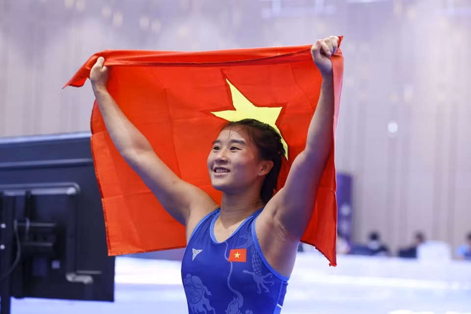 Vận động viên Nguyễn Thị Mỹ Trang giành huy chương Vàng môn Vật ở hạng cân 57kg Nữ sau khi đánh bại vận động viên nước chủ nhà Campuchia chỉ trong thời gian 22 giây. (Ảnh: Minh Quyết/TTXVN)