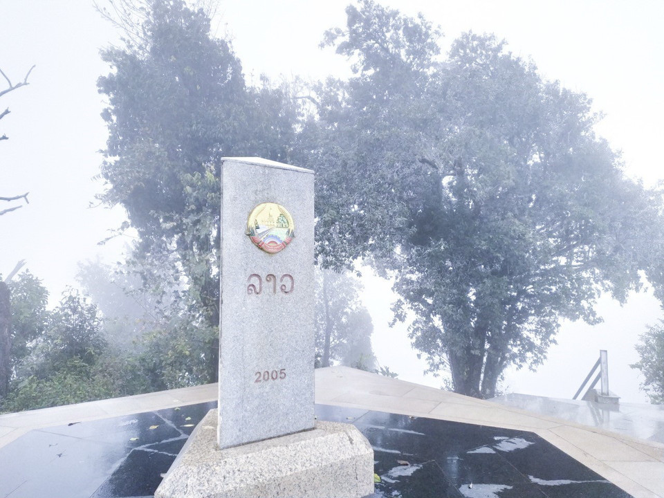 Khu vực cột mốc số 0, nơi phân định ranh giới giữa ba nước Việt Nam-Lào-Trung Quốc, băng tuyết cũng đã phủ trắng các ngọn cây và tiếp tục dày lên. (Ảnh: TTXVN phát)