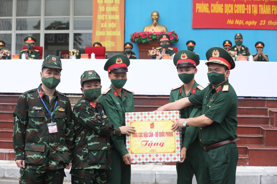 Đại diện Tổng cục Hậu cần (Bộ Quốc phòng) tặng quà động viên đoàn công tác. (Ảnh: Minh Quyết/TTXVN)