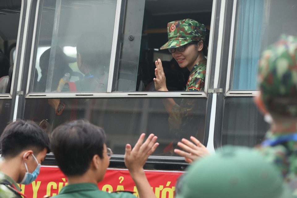 Đoàn công tác khởi hành, lên đường vào miền Nam phòng, chống dịch. (Ảnh: Minh Quyết/TTXVN)