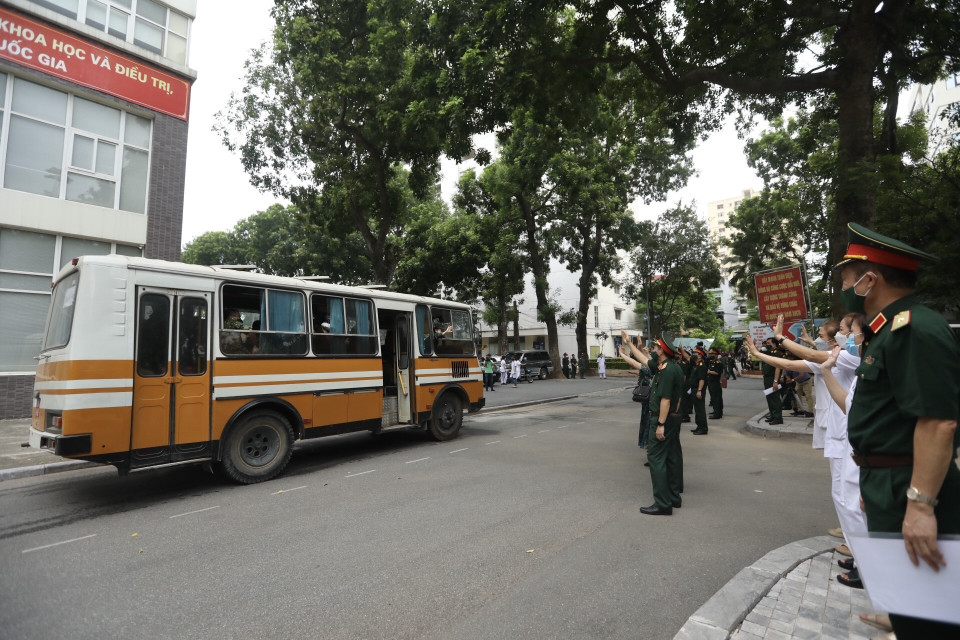 Tiễn đoàn công tác lên đường vào miền Nam phòng, chống dịch COVID-19. (Ảnh: Minh Quyết/TTXVN)