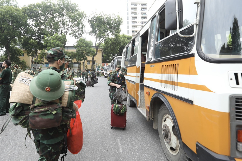 Đoàn công tác chuẩn bị khởi hành vào miền Nam phòng, chống dịch COVID-19. (Ảnh: Minh Quyết/TTXVN)