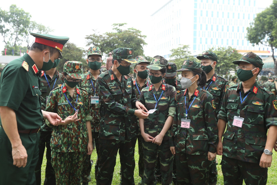 Lãnh đạo Học viện Quân y dặn dò, động viên các học viên trước khi lên đường làm nhiệm vụ. (Ảnh: Minh Quyết/TTXVN)