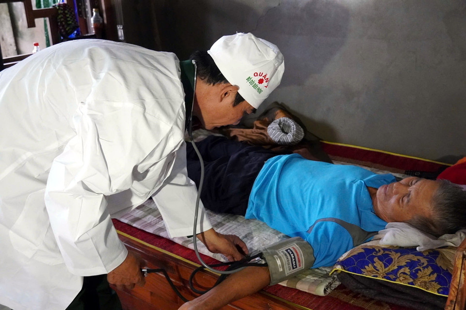 Quân y Bộ đội Biên phòng tỉnh Quảng Bình khám bệnh, cấp thuốc miễn phí cho người dân vùng lũ huyện Lệ Thủy. (Ảnh: TTXVN phát)