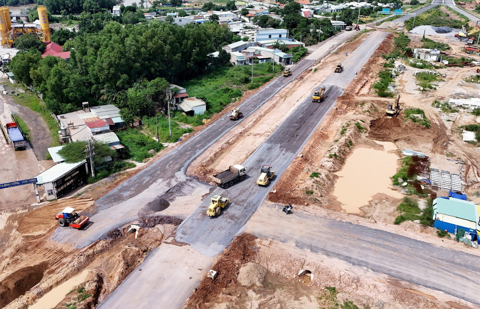 Thi công hoàn thiện nhánh dẫn từ cao tốc Bến Lức-Long Thành ra Quốc lộ 51. (Ảnh: Hồng Đạt/TTXVN)