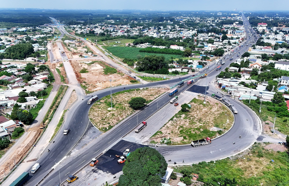 Nút giao cao tốc Bến Lức-Long Thành với Quốc lộ 51 là điểm cuối của dự án. (Ảnh: Hồng Đạt/TTXVN)