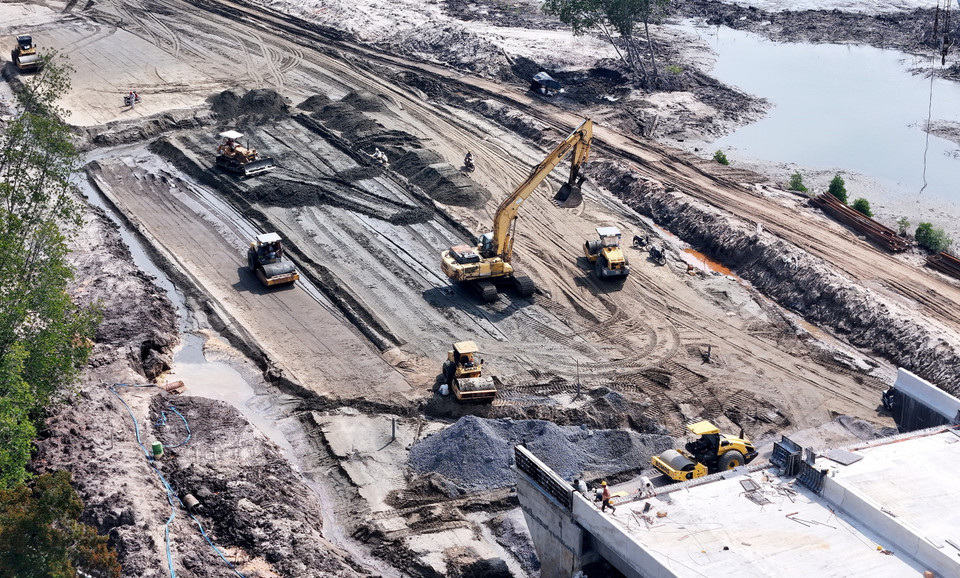 Thi công cao tốc Bến Lức-Long Thành đoạn qua huyện Nhơn Trạch, tỉnh Đồng Nai. (Ảnh: Hồng Đạt/TTXVN)