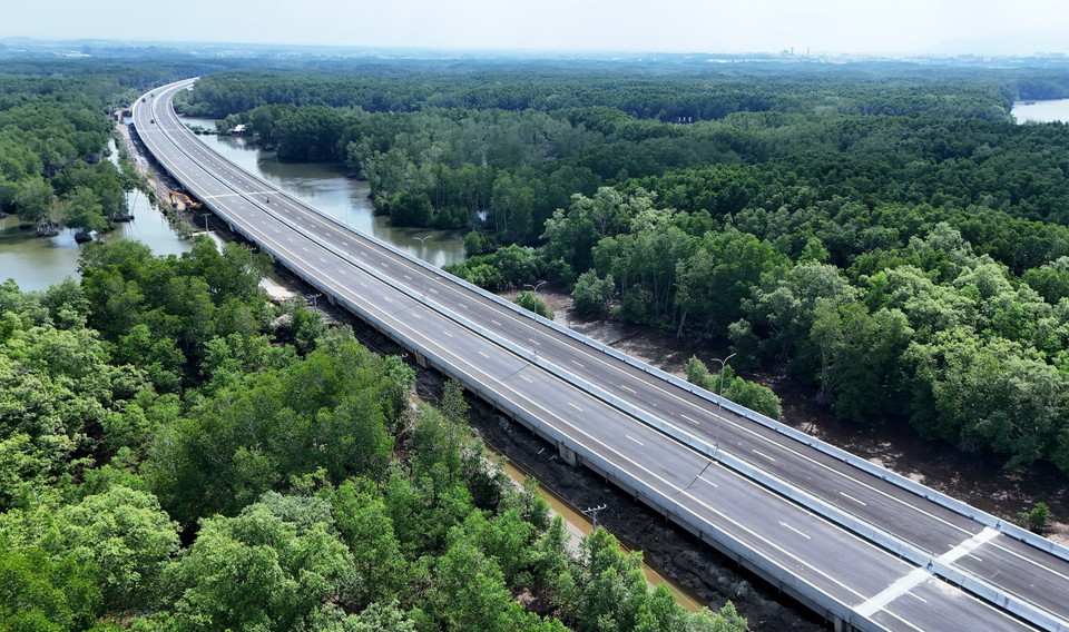 Cao tốc Bến Lức-Long Thành dự kiến thông xe trên 7km kết nối Quốc lộ 51 tới đường vào cảng Phước An vào cuối tháng 11/2024. (Ảnh: Hồng Đạt/TTXVN)