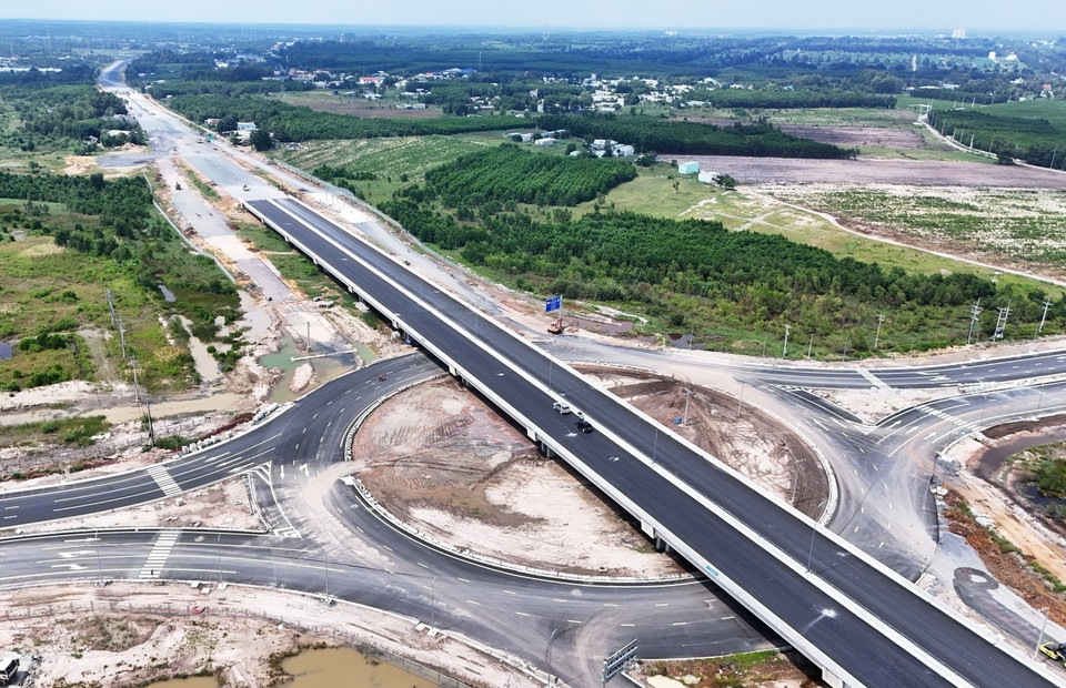 Nút giao cao tốc Bến Lức-Long Thành với đường vào cảng Phước An, hướng đi Bến Lức. (Ảnh: Hồng Đạt/TTXVN)