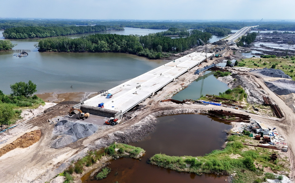 Cầu Km52 trên cao tốc Bến Lức-Long Thành đang dần hoàn thiện hạng mục thảm nhựa. (Ảnh: Hồng Đạt/TTXVN)