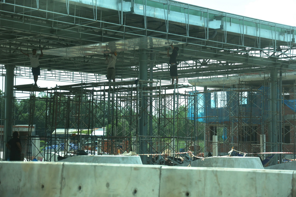 Hoàn thiện trạm thu phí cao tốc Bến Lức-Long Thành đoạn gần nút giao với Quốc lộ 51. (Ảnh: Hồng Đạt/TTXVN)