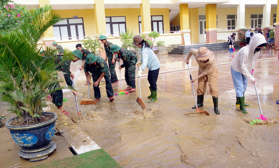 Lực lượng Bộ đội Biên phòng tỉnh hỗ trợ các giáo viên tổng vệ sinh trường mầm non xã Phong Thủy, huyện Lệ Thủy. (Ảnh: TTXVN phát)