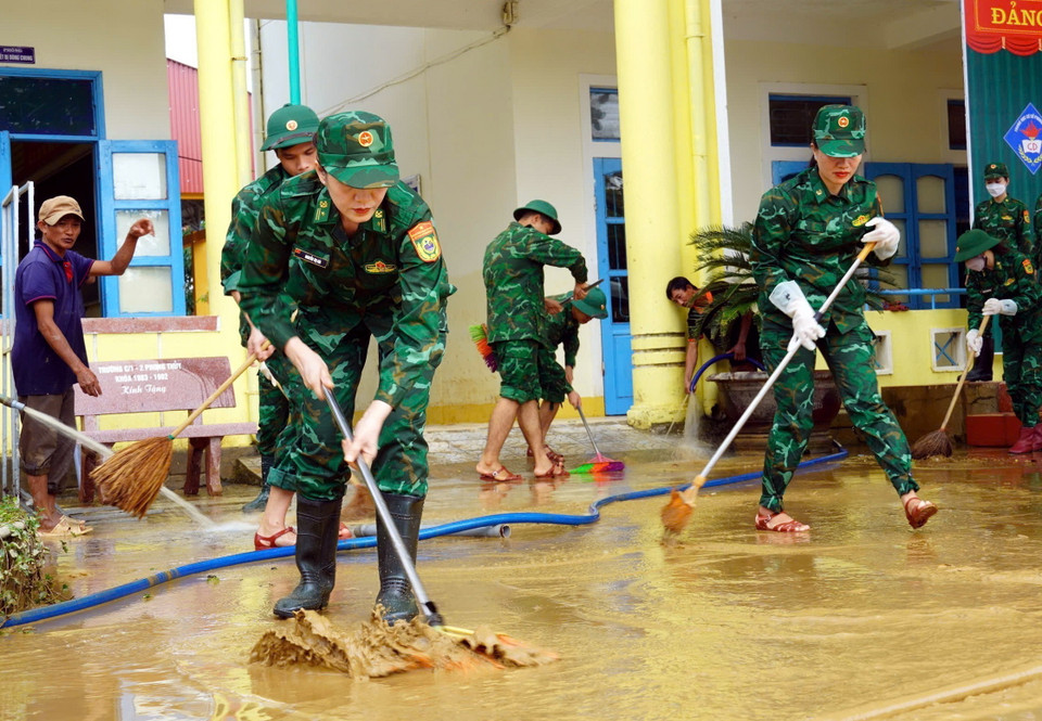 Lực lượng Bộ đội Biên phòng tỉnh Quảng Bình hỗ trợ các giáo viên tổng vệ sinh trường mầm non xã Phong Thủy, huyện Lệ Thủy. (Ảnh: TTXVN phát)