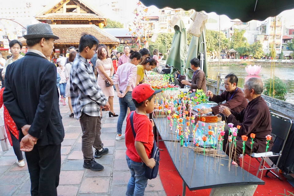 Phong tục xin và cho chữ đầu năm đã trở thành một nét đẹp văn hóa truyền thống không thể thiếu trong những ngày đầu năm mới. (Ảnh: Khánh Hòa/TTXVN phát)