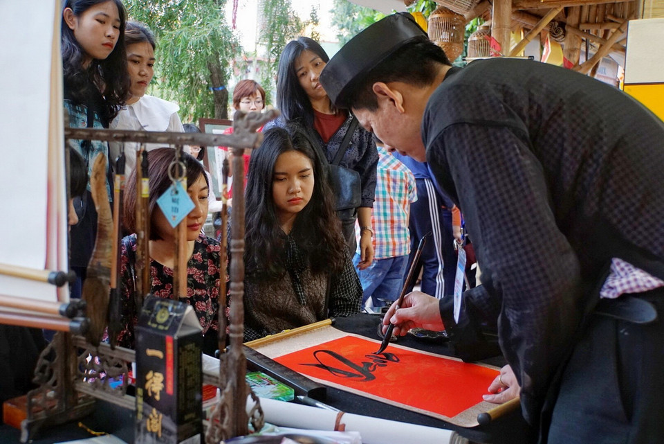 Người dân xin chữ tại Văn Miếu-Quốc Tử Giám. (Ảnh: Khánh Hòa/TTXVN phát)