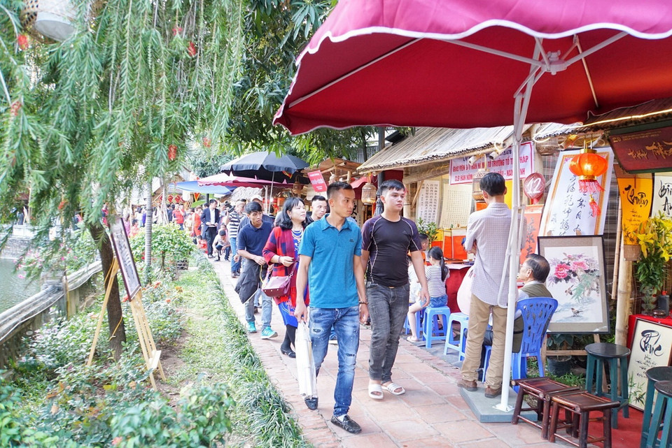 Khu vực xin chữ thu hút rất đông người dân và du khách tại Văn Miếu-Quốc Tử Giám. (Ảnh: Khánh Hòa/TTXVN phát)