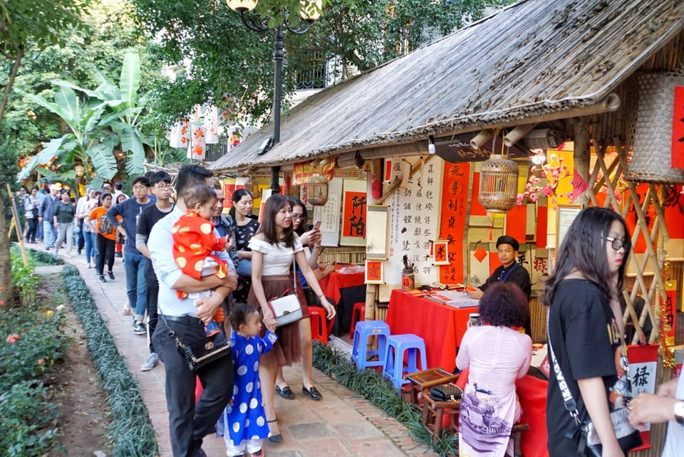 Khu vực xin chữ tại Văn Miếu-Quốc Tử Giám thu hút rất đông người dân và du khách. (Ảnh: Khánh Hòa/TTXVN phát)