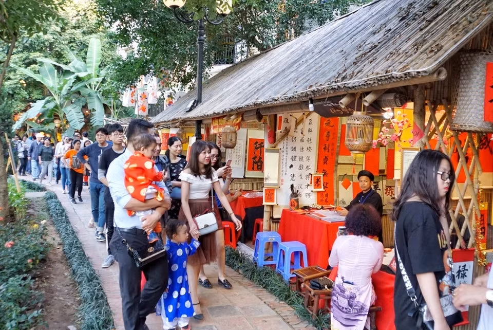 Khu vực xin chữ tại Văn Miếu-Quốc Tử Giám thu hút rất đông người dân và du khách. (Ảnh: Khánh Hòa/TTXVN phát)