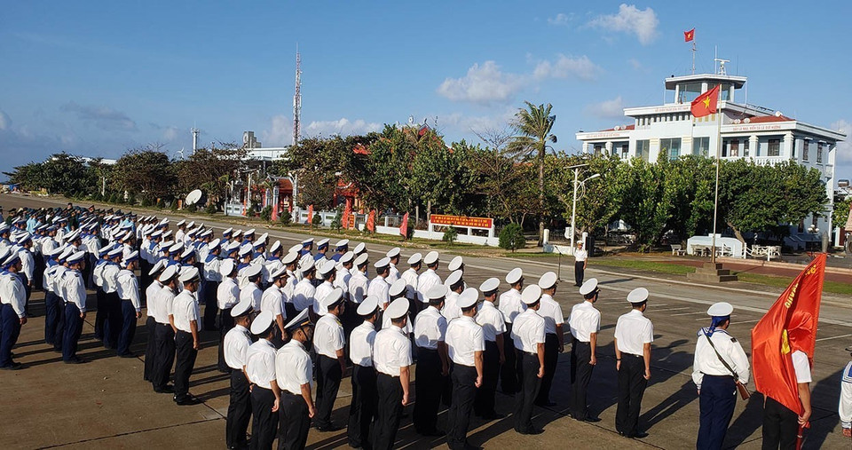 Trước cột chủ quyền và lá quốc kì mang bóng hình Tổ quốc, đứng nghiêm trang mắt hướng nhìn cờ, nhạc quốc ca cất lên vang vọng, trong lòng mỗi người dân cùng các cán bộ chiến sĩ đang làm nhiệm vụ trên đảo đều cảm thấy tự hào mình là một người con nước Việt, nguyện đem hết sức mình dựng xây, gìn giữ, bảo vệ chủ quyền biển đảo thiêng liêng của Tổ quốc. (Ảnh: Hoàng Hùng/TTXVN)
