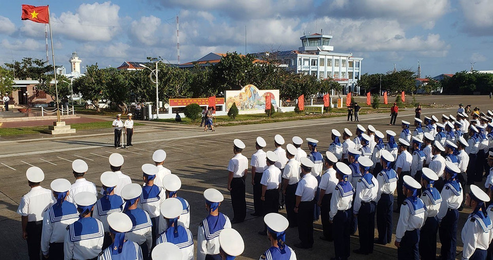 Quang cảnh lễ chào cờ thứ hai hàng tuần trên đảo Trường Sa Lớn. (Ảnh: Hoàng Hùng/TTXVN)