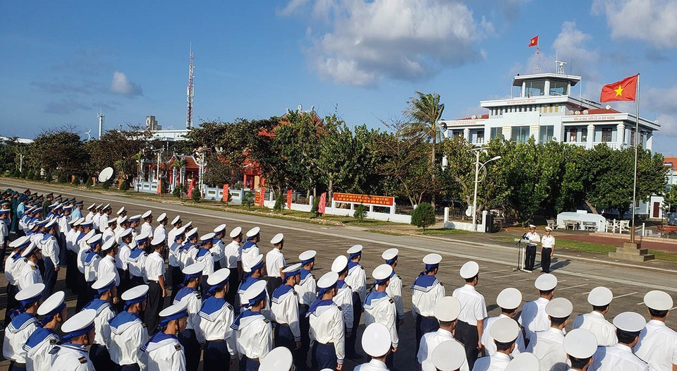 Trước cột chủ quyền và lá quốc kỳ mang bóng hình Tổ quốc, đứng nghiêm trang mắt hướng nhìn cờ, nhạc quốc ca cất lên vang vọng, trong lòng mỗi người dân cùng các cán bộ chiến sĩ đang làm nhiệm vụ trên đảo đều cảm thấy tự hào mình là một người con nước Việt, nguyện đem hết sức mình dựng xây, gìn giữ, bảo vệ chủ quyền biển đảo thiêng liêng của Tổ quốc. (Ảnh: Hoàng Hùng/TTXVN)