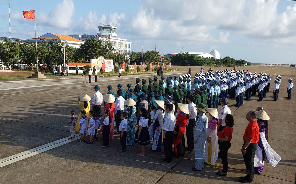 Lễ chào cờ với sự tham dự của tất cả các lực lượng quân dân trên đảo Trường Sa Lớn. (Ảnh: Hoàng Hùng/TTXVN)