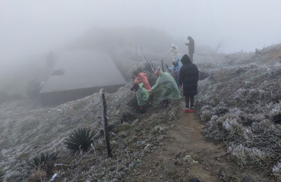  Khu du lịch Mẫu Sơn đã xuất hiện băng giá thu hút nhiều du khách. (Ảnh: Anh Tuấn/TTXVN)