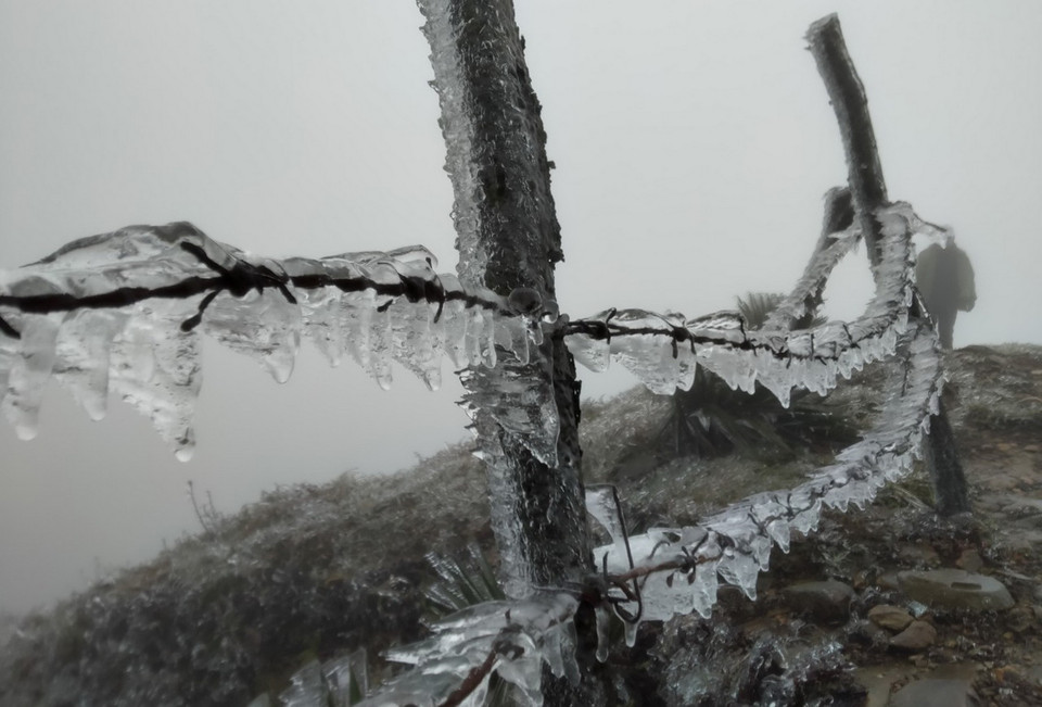 Khu du lịch Mẫu Sơn đã xuất hiện băng giá thu hút nhiều du khách. (Ảnh: Anh Tuấn/TTXVN)