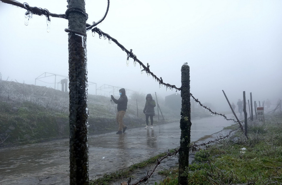 Du khách chụp ảnh băng giá tại Khu du lịch Mẫu Sơn. (Ảnh: Anh Tuấn/TTXVN)