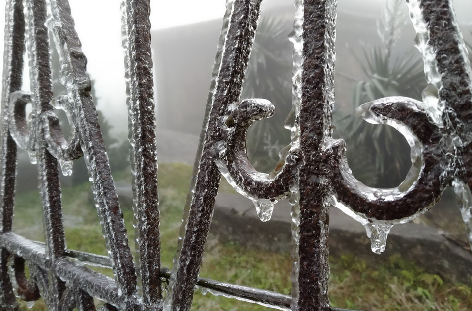 Băng giá đọng trên những khung sắt. (Ảnh: Anh Tuấn/TTXVN)