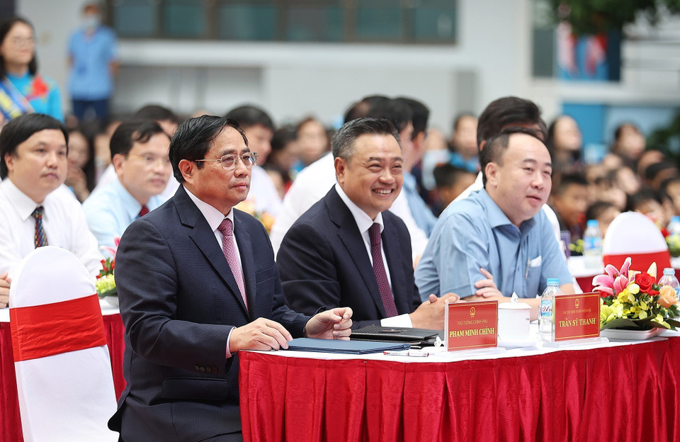 Thủ tướng Phạm Minh Chính và các đại biểu dự Lễ khai giảng năm học mới tại Trường Tiểu học Đoàn Thị Điểm. (Ảnh: Dương Giang/TTXVN)