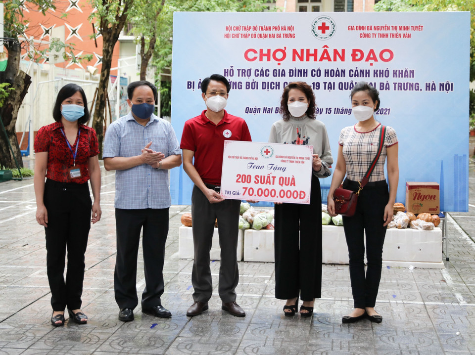 Nhà tài trợ trao tượng trưng 200 suất quà hỗ trợ người dân thông qua Hội Chữ thập Đỏ Hà Nội. (Ảnh: Thanh Tùng/TTXVN)