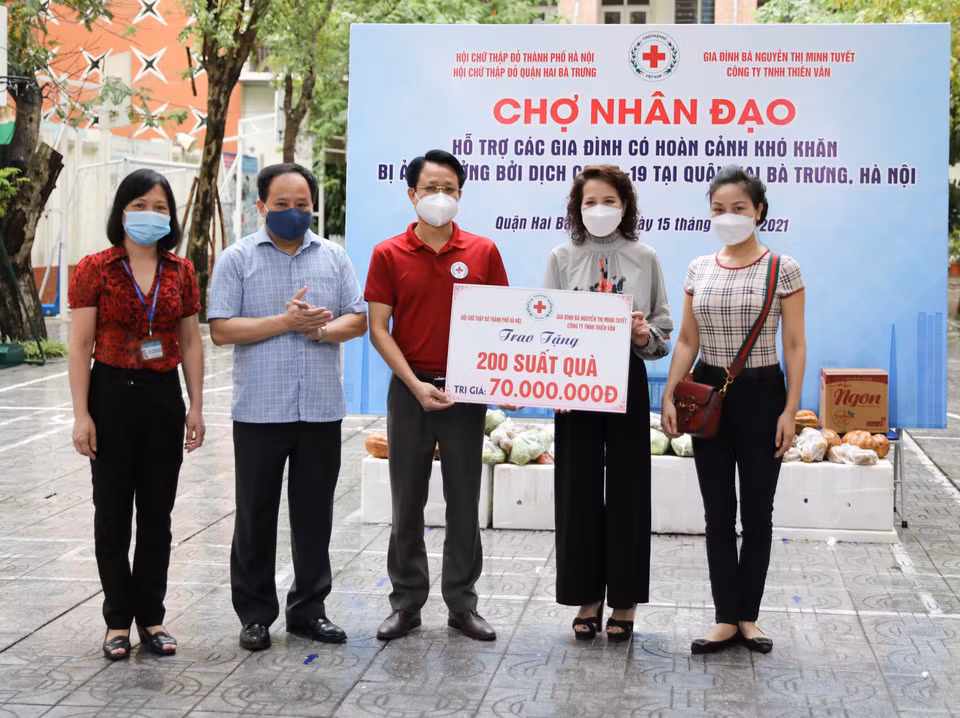 Nhà tài trợ trao tượng trưng 200 suất quà hỗ trợ người dân thông qua Hội Chữ thập Đỏ Hà Nội. (Ảnh: Thanh Tùng/TTXVN)